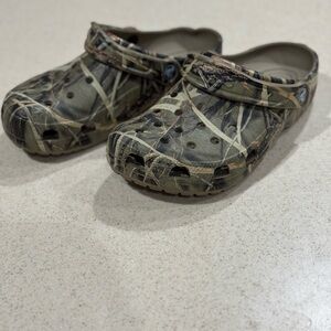CROCS women’s 7 men’s 5  Camouflage Slippers